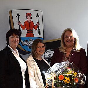 von rechts nach links: VHS Direktorin Roswitha Keicher, Außenstellenleiterin Tamara Pompe, Sonja Glaser, ehemalige Außenstellenleiterin in Oedheim bei der Verabschiedung von Sonja Glaser und Begrüßung von Tamara Pompe.