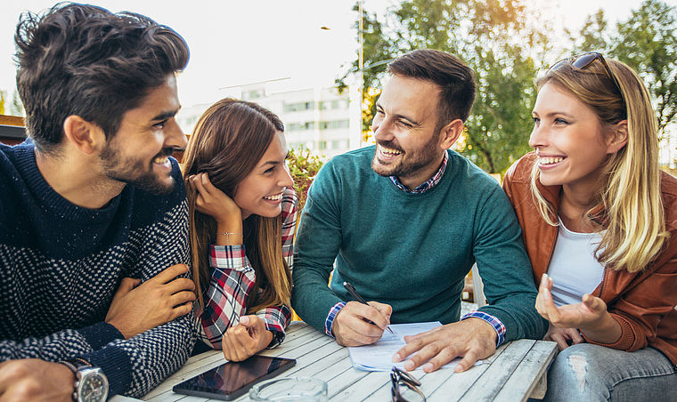 Junge Leute unterschiedlicher Kulturen unterhalten sich