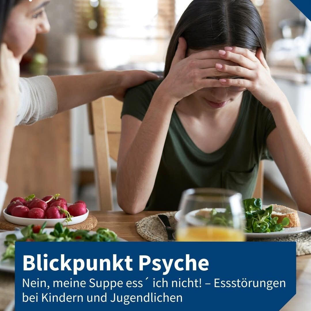Junge Frau, die vor dem Essen sitzt und verzweifelt wirkt.
