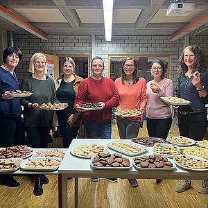Gruppenbild mit Kolleginnen der VHS Unterland und gemeinsamen Pläzchen.