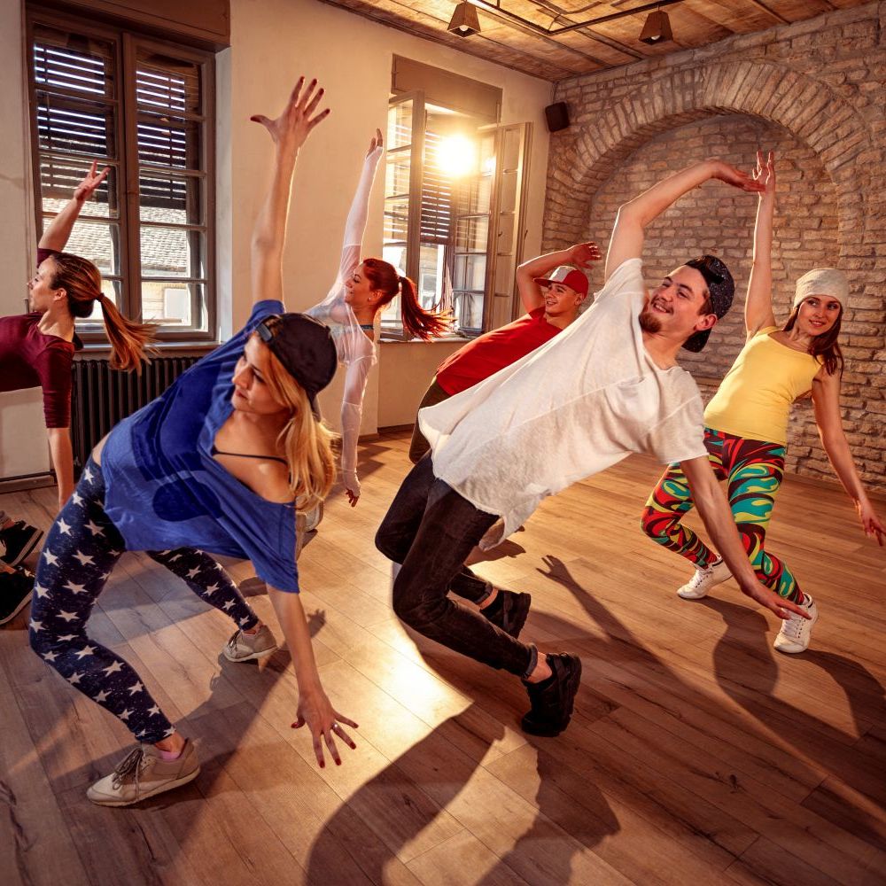 Eine Gruppe junger Erwachsener tanzt in einem Tanzstudio