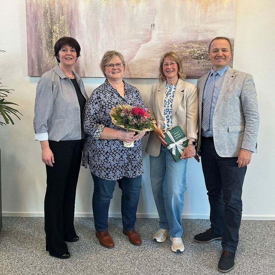 Verabschiedung_Adler.jpg von links nach rechts: VHS-Direktorin Roswitha Keicher, Außenstellenleiterin in Kirchardt Susanne Adler, Bürgermeister Kreiter und neue Außenstellenleiterin Petra Krahmer
Bild: Thomas Ströbel