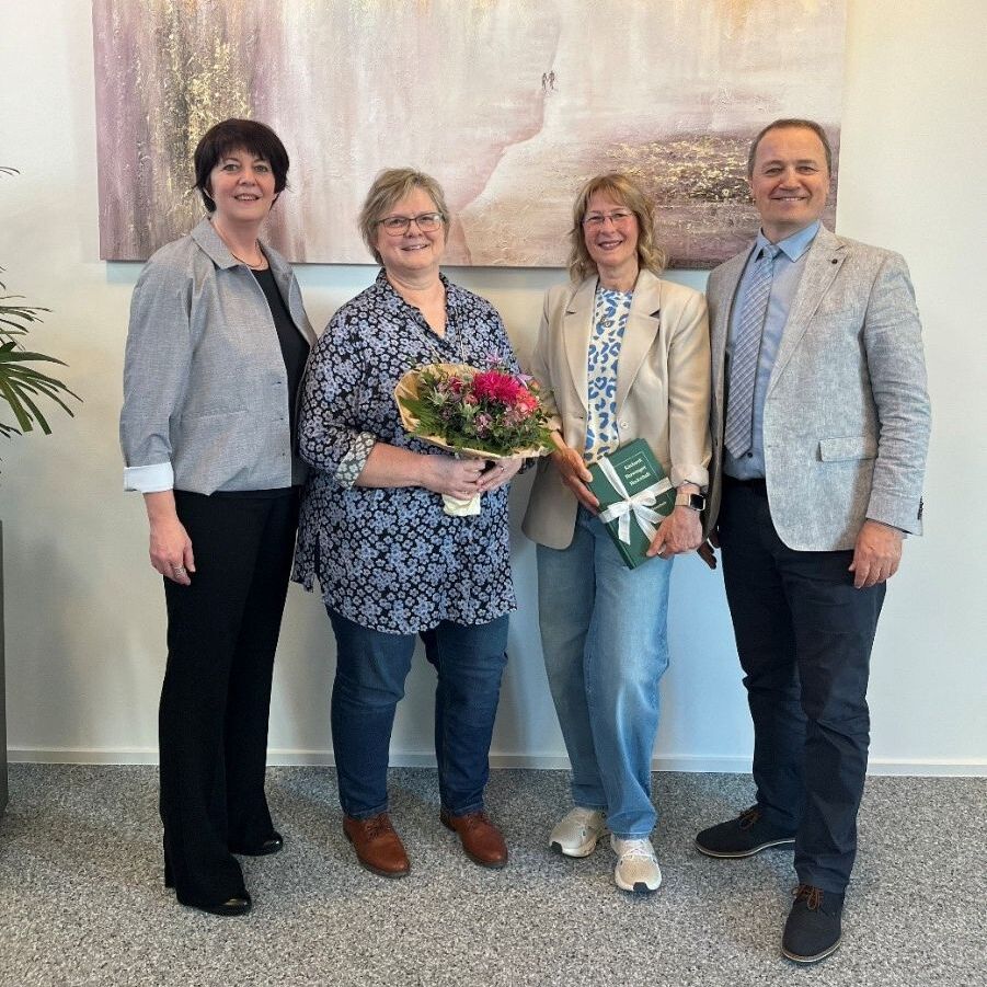 VHS-Direktorin Roswitha Keicher, Außenstellenleiterin in Kirchardt Susanne Adler, Bürgermeister Kreiter und neue Außenstellenleiterin Petra Krahmer