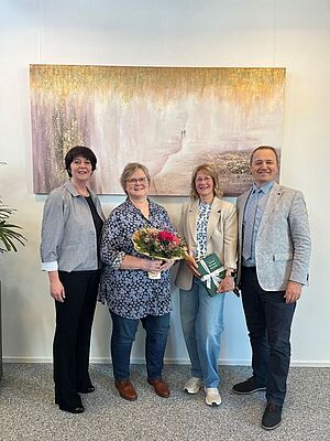 VHS-Direktorin Roswitha Keicher, Außenstellenleiterin in Kirchardt Susanne Adler, Bürgermeister Kreiter und neue Außenstellenleiterin Petra Krahmer