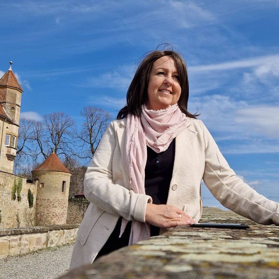 Eine Frau vor einer Burg
