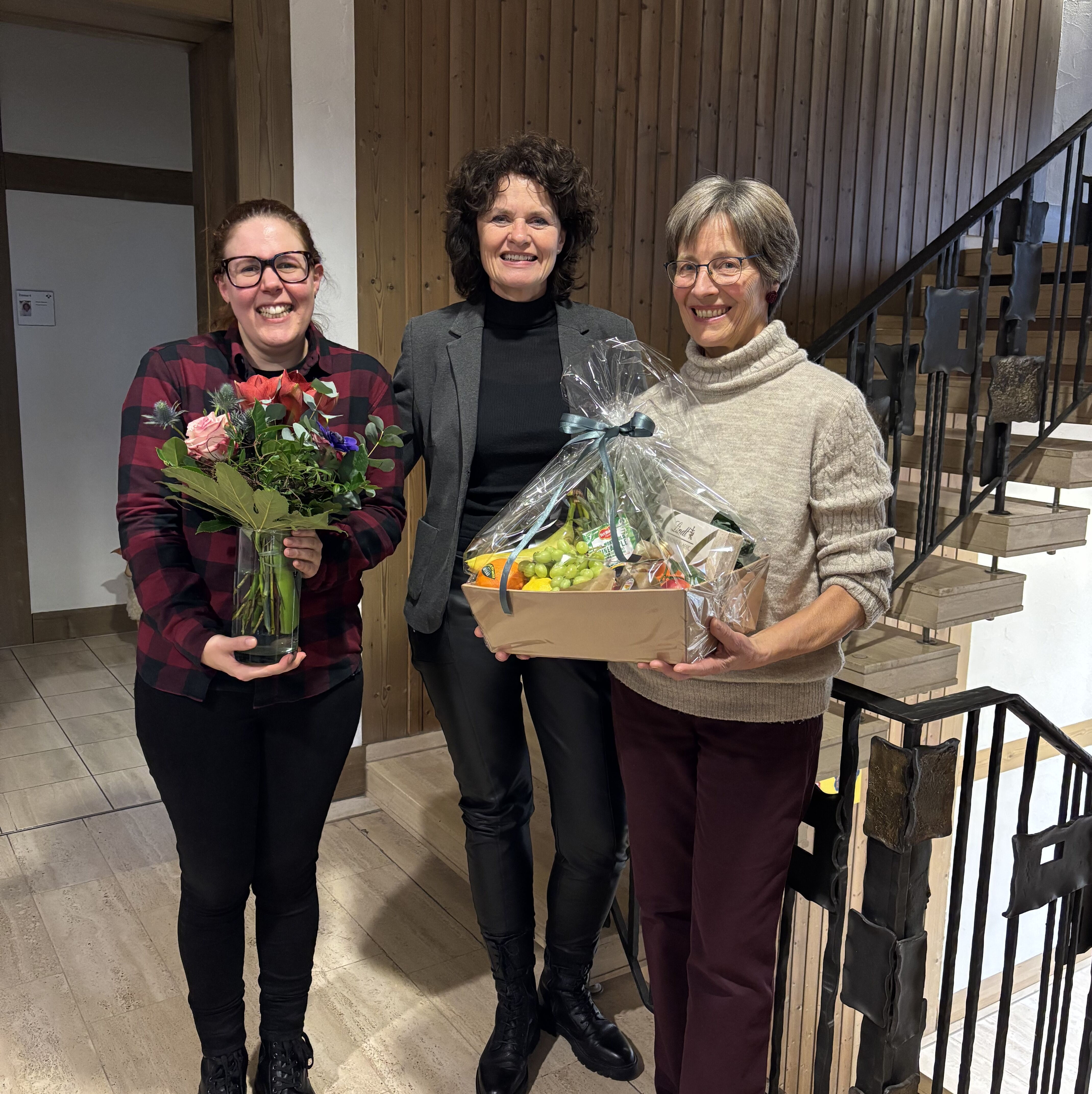 Verabschiedung der Außenstellenleiterin Doris Petzold (rechts) und Begrüßung der neuen Leitung Julia Höneise (links)