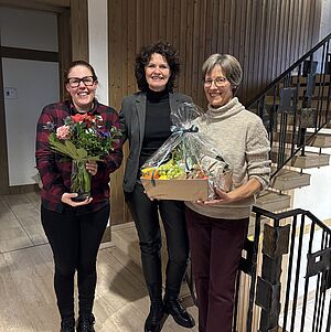 Verabschiedung der Außenstellenleiterin Doris Petzold (rechts) und Begrüßung der neuen Leitung Julia Höneise (links)