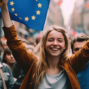 Junge Frau bei Demonstration. Im Hintergrund ist die europäische Flagge zu sehen.