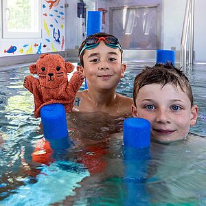 Kinder im Wasser des SchwimmMobils. 