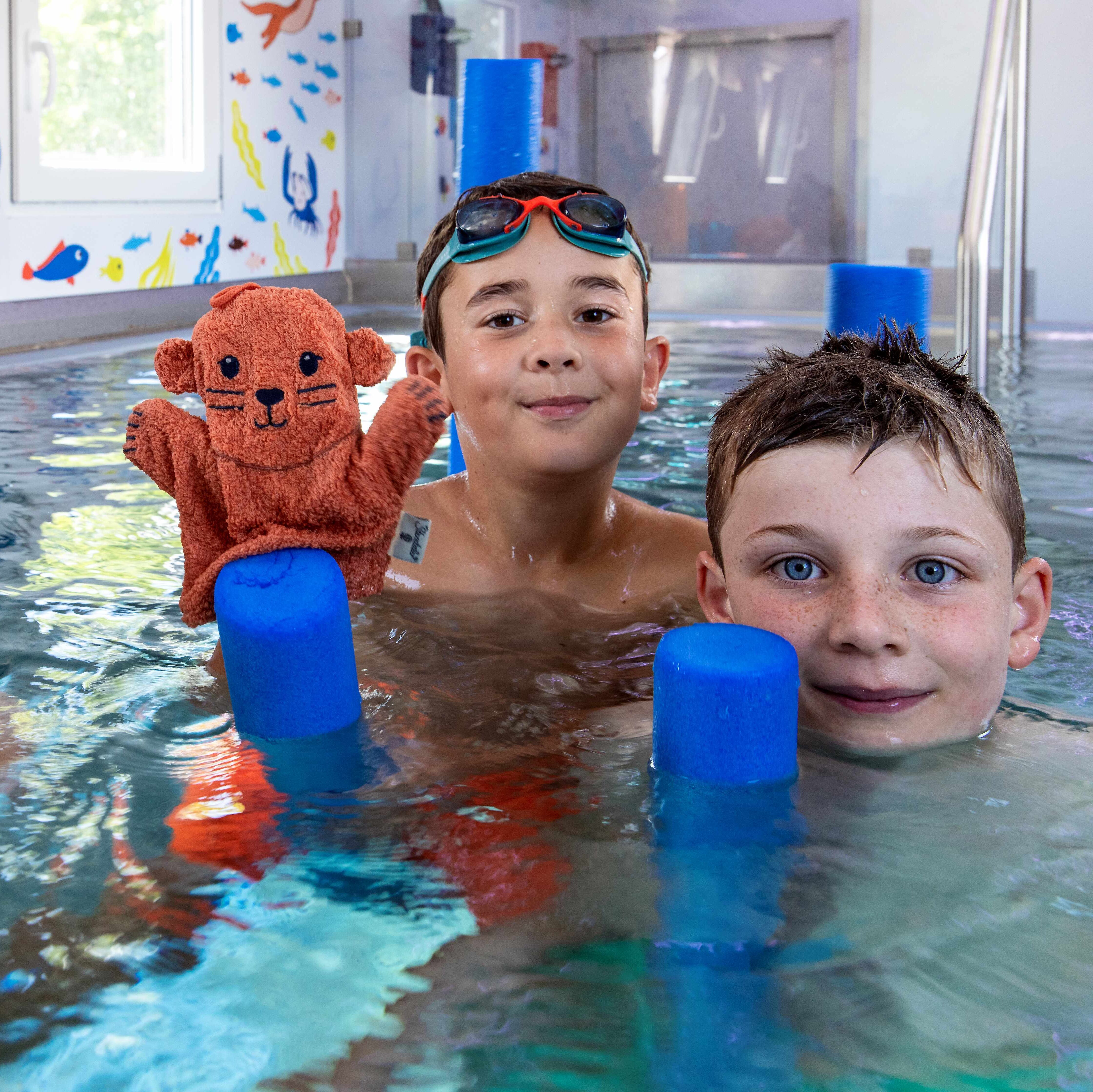 Kinder im Wasser des SchwimmMobils. 