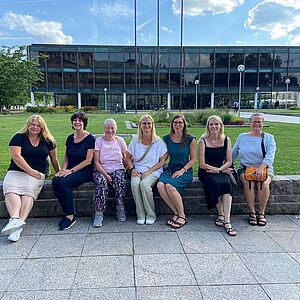 Mitarbeiterinnen der VHS Unterland vor dem Landtag von Baden-Württemberg in Stuttgart