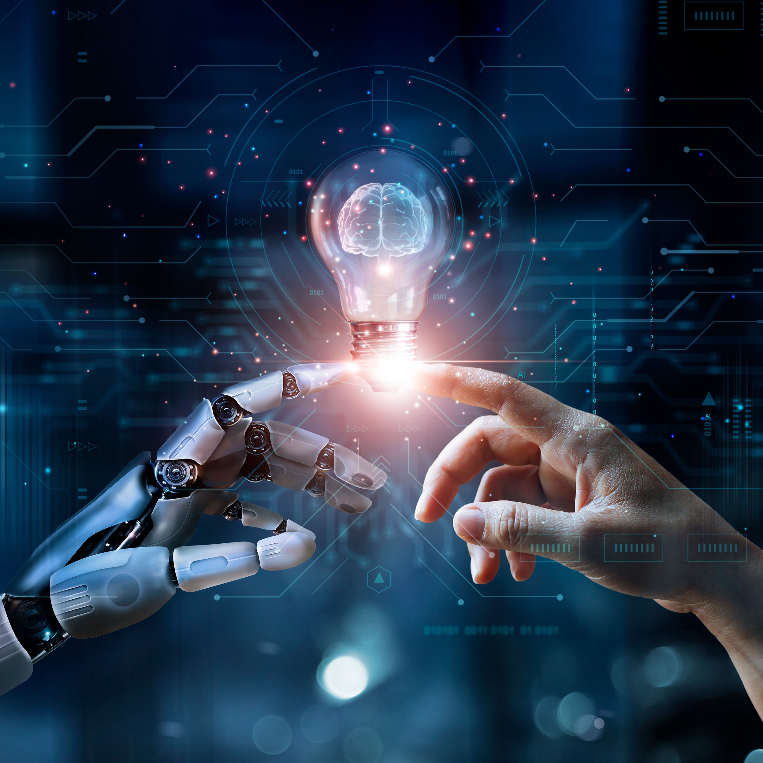 Darstellung Künstlicher Intelligenz: Roboterfinger und menschlicher Finger berühren eine Glühbirne