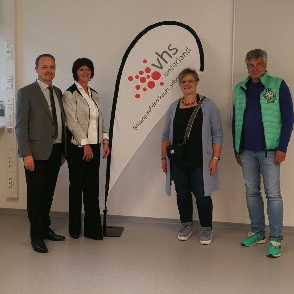 Bürgermeister Gerd Kreiter, VHS-Direktorin Roswitha Keicher, Außenstellenleiterin Susanne Adler und Architekt Jochen Wilfert