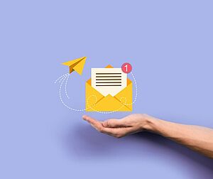 Eine Hand, die einen Email Icon hält.