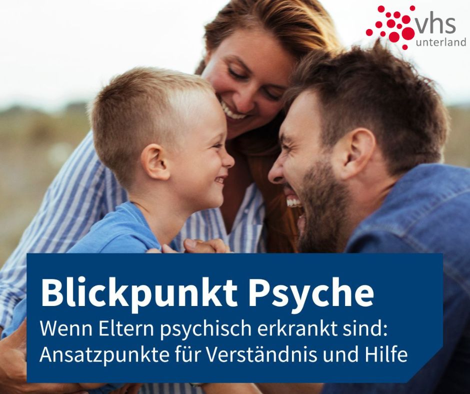 Lachende Familie bestehend aus Mutter, Vater und Kind.